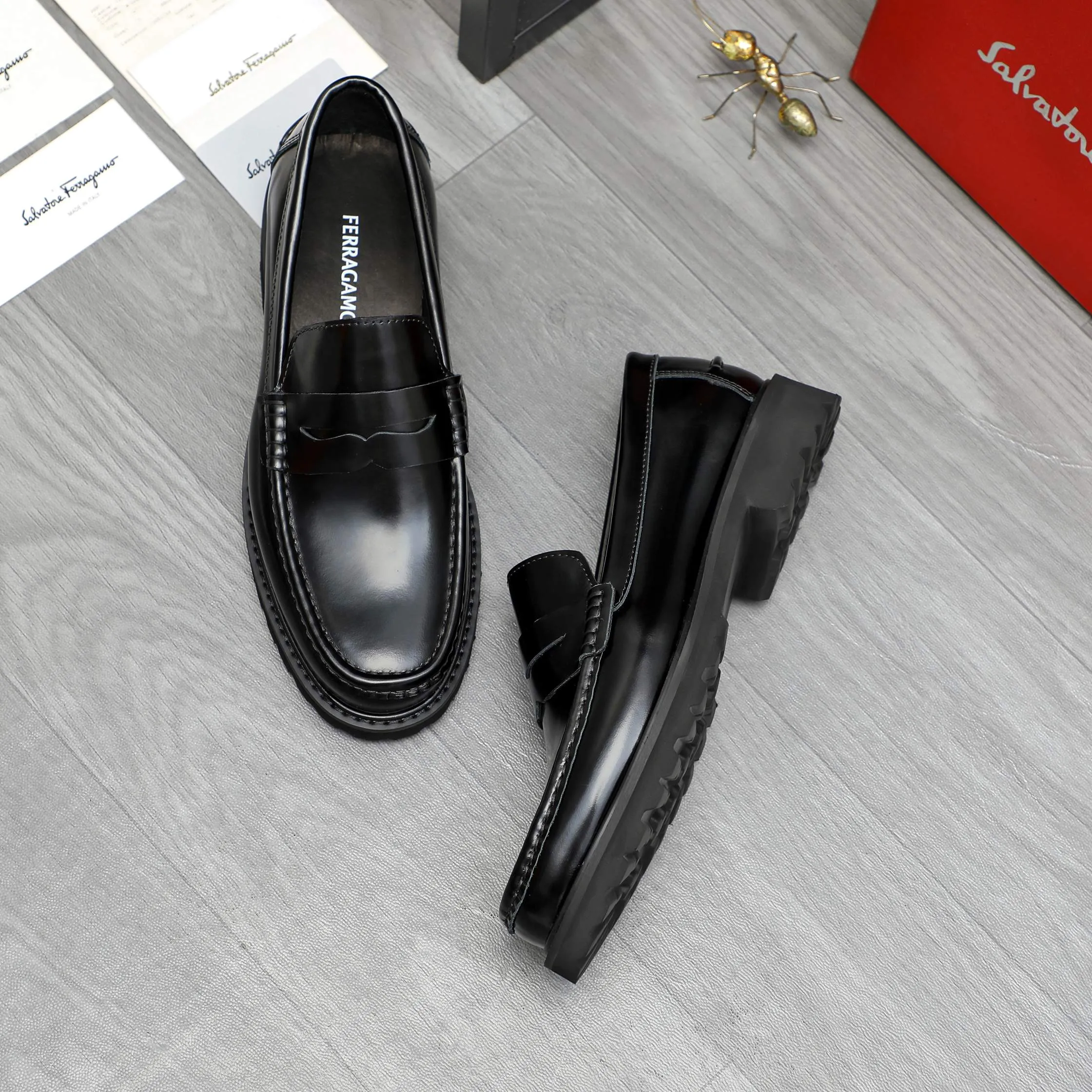 Men's shoes 💰442 Product trademark: Ferragamo "Ferragamo" business formal leather shoes Regular size: 38-46 (45.46 custom-made and non-returnable) Product materials: Selected pearlescent cowhide upper, cowhide lining, non-slip rubber outsole